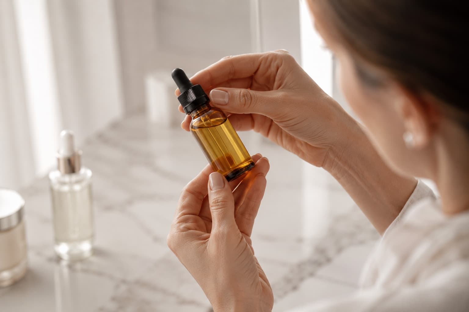 Why Your Vitamin C Serum Stops Working: The Oxidation and pH Science Nobody Explains